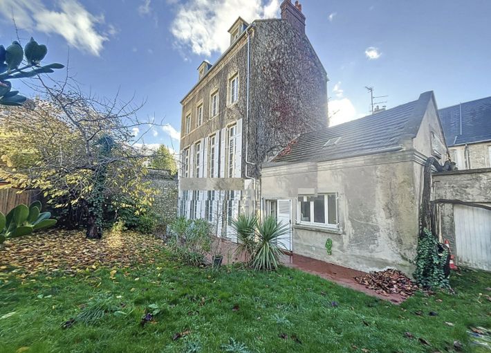 Main Photo of a 5 bedroom  House for sale