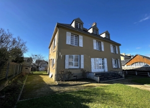 Detached House with Garden by the Coast