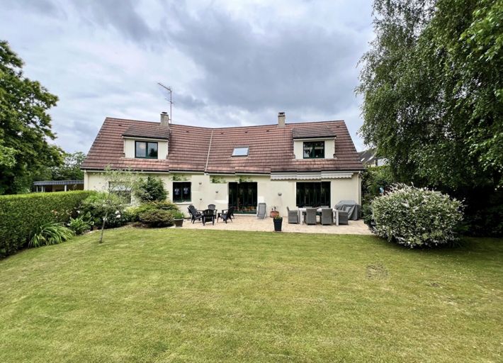 Main Photo of a 4 bedroom  House for sale