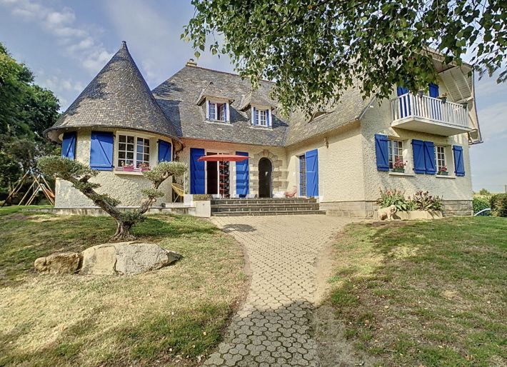 Main Photo of a 9 bedroom  Country House for sale