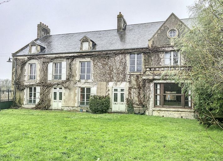 Main Photo of a 6 bedroom  Country House for sale