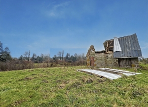 Farmhouse with Countryside Barns to Renovate