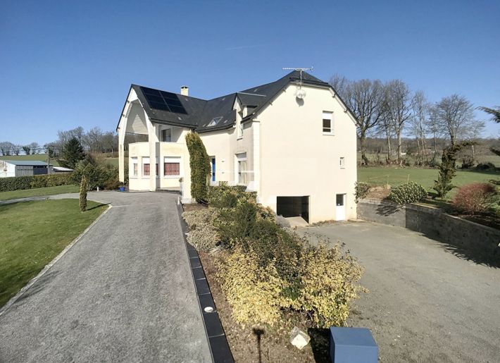 Main Photo of a 4 bedroom  Country House for sale