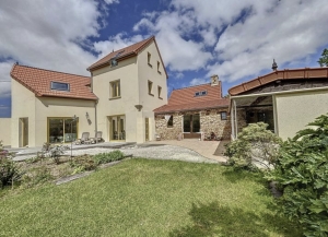 Contemporary Detached House with Landscaped Garden