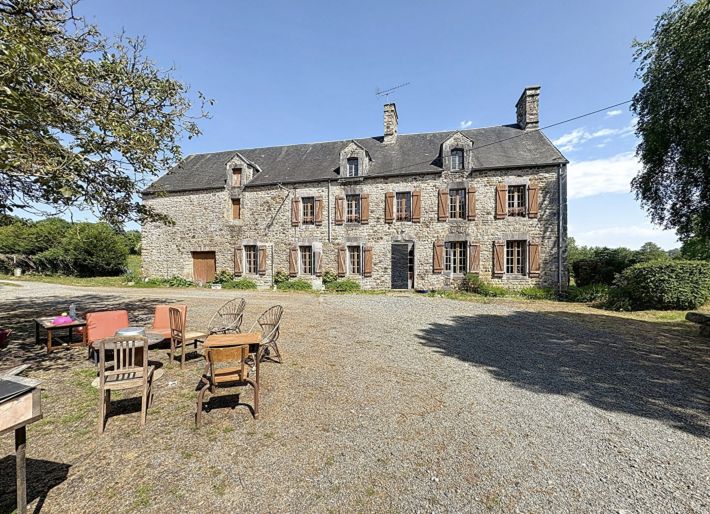 Main Photo of a 4 bedroom  Country House for sale