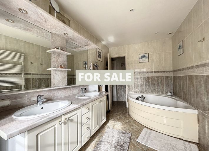 Detached Country House with Landscaped Garden