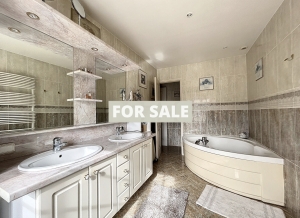 Detached Country House with Landscaped Garden