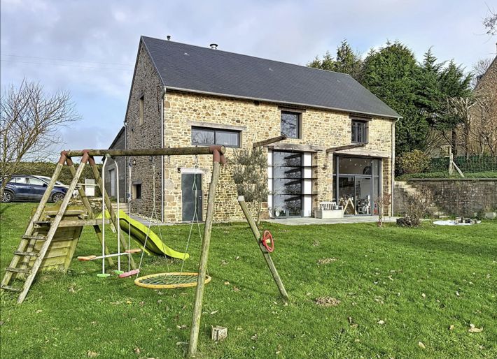 Detached Country House with Landscaped Garden