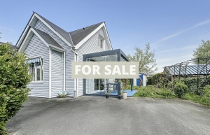 Detached House with Garden by the Coast