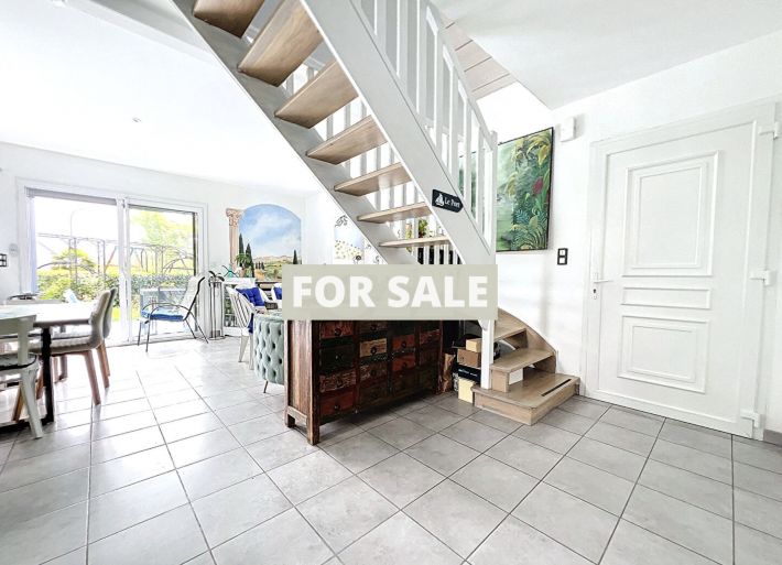 Detached House with Garden by the Coast