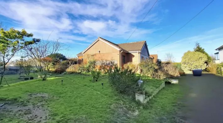 Detached House with Garden by the Coast