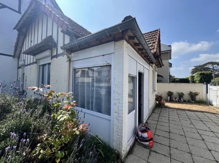 Detached House with Garden by the Coast