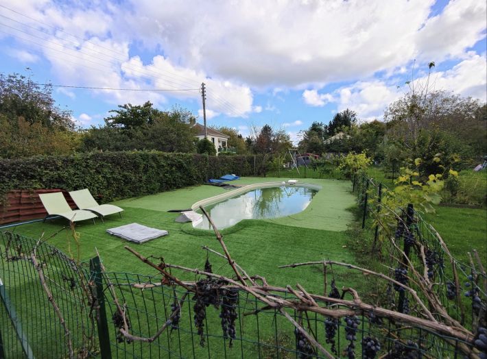 Main Photo of a 3 bedroom  House for sale