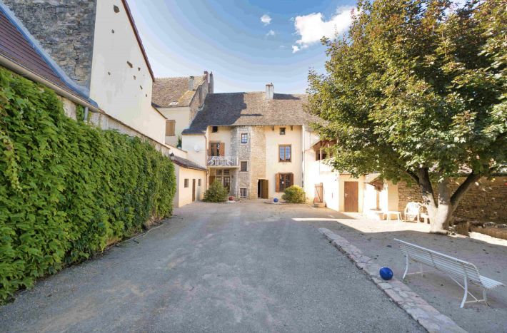 Main Photo of a 5 bedroom  House for sale