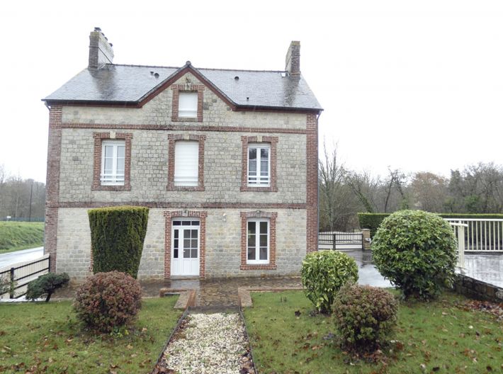 Main Photo of a 3 bedroom  Country House for sale