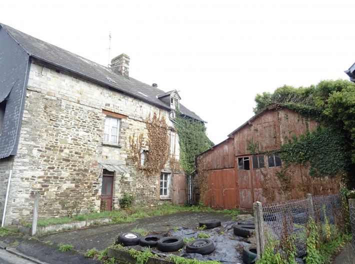 Main Photo of a 4 bedroom  House for sale