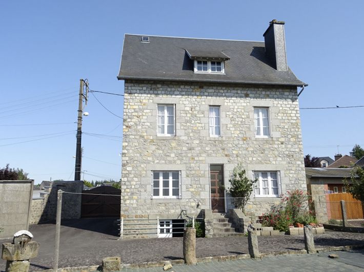 Main Photo of a 3 bedroom  House for sale