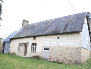 Detached Country House to Renovate with Outbuildings
