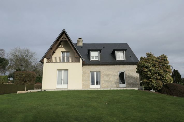 Main Photo of a 4 bedroom  House for sale