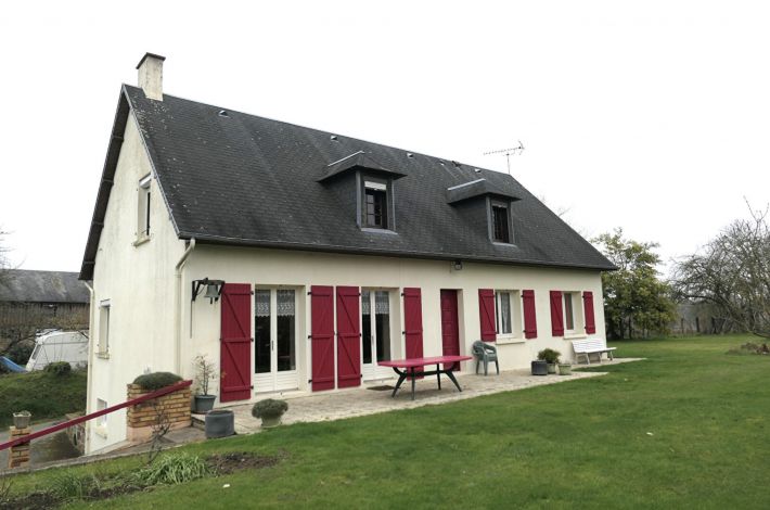 Main Photo of a 4 bedroom  House for sale