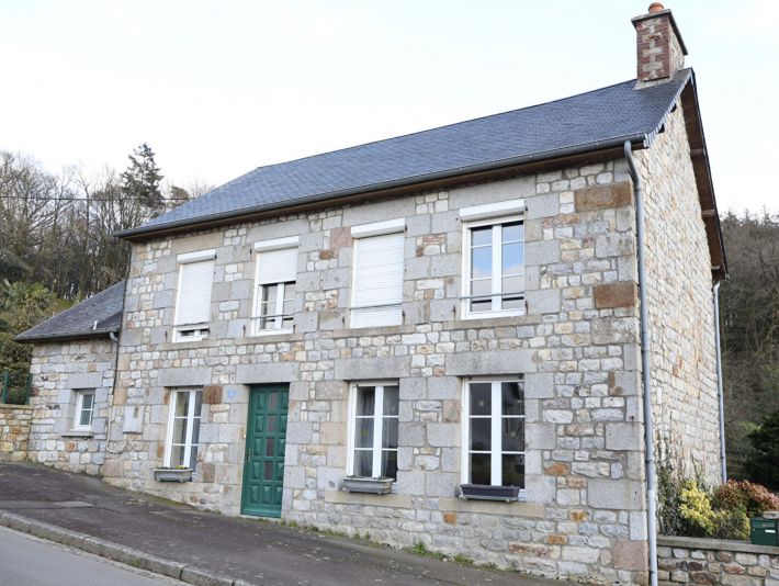 Main Photo of a 4 bedroom  House for sale