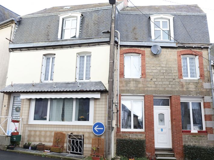 Main Photo of a 3 bedroom  House for sale
