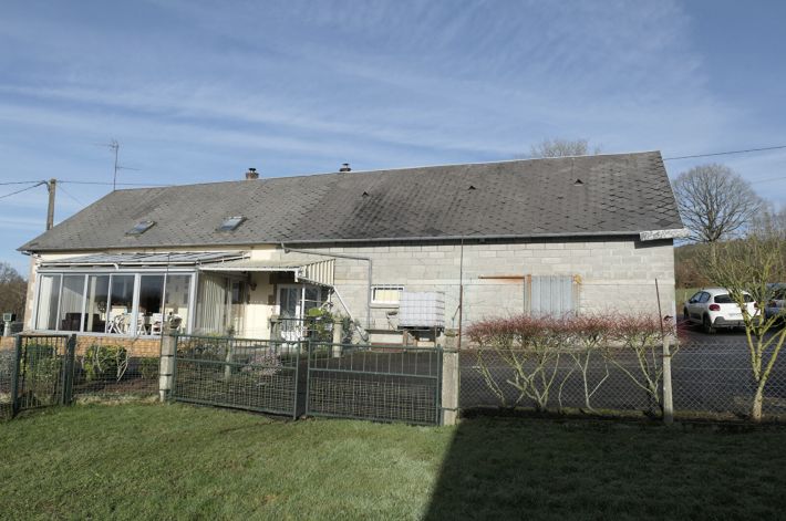 Main Photo of a 6 bedroom  Country House for sale
