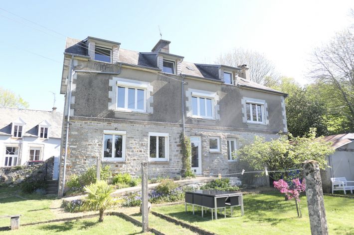 Main Photo of a 6 bedroom  House for sale
