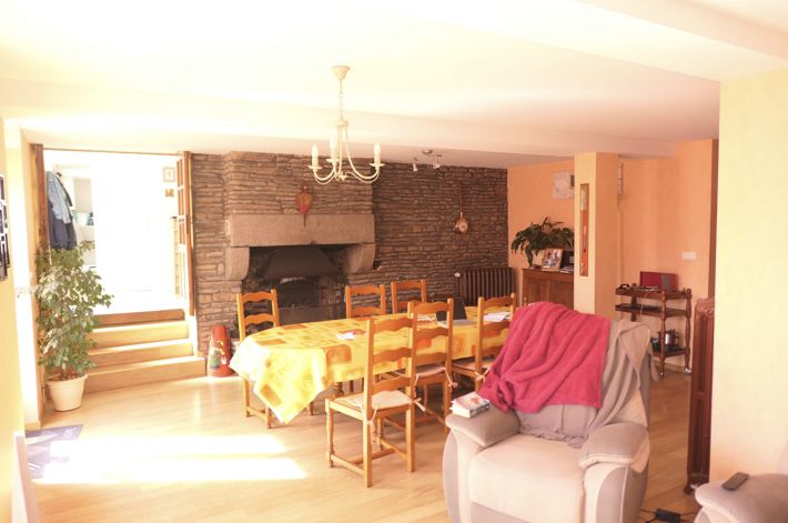 Main House and Guest Gite in Landscaped Gardens