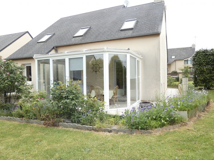 Modern Detached House with Garden