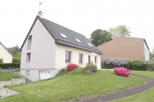 Modern Detached House with Garden