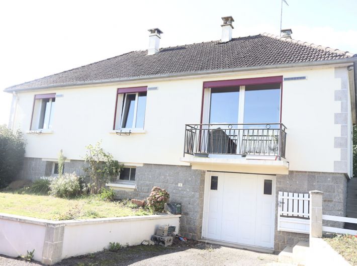 Detached House with Garden and Outbuilding