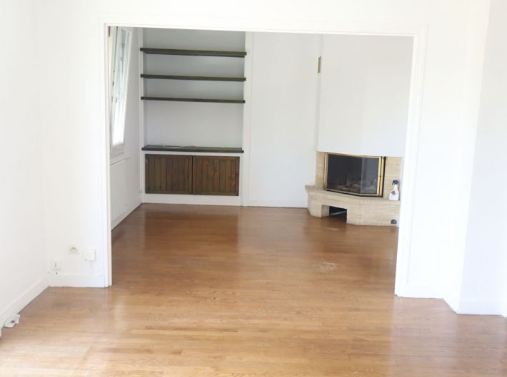 Detached House with Garden and Outbuilding