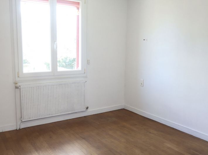 Detached House with Garden and Outbuilding