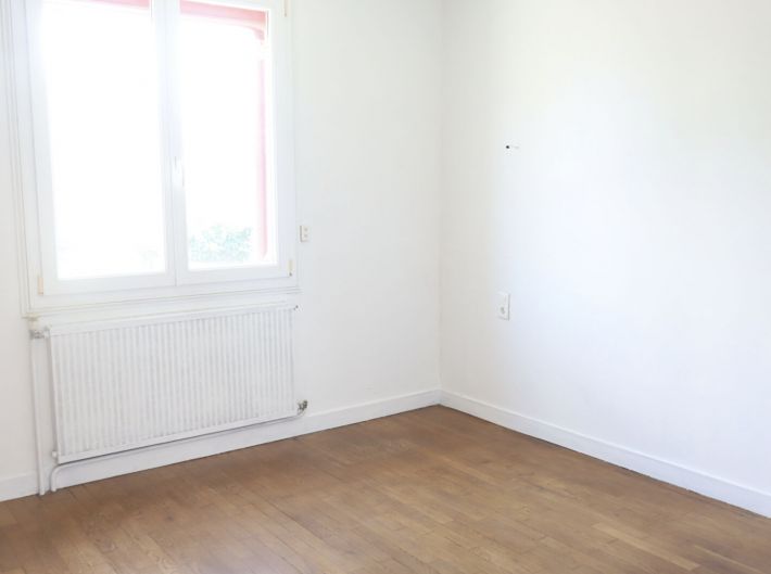 Detached House with Garden and Outbuilding