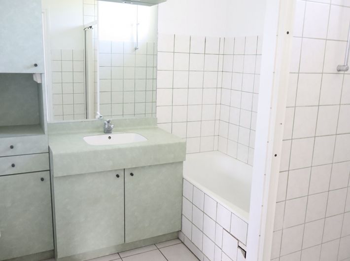 Detached House with Garden and Outbuilding