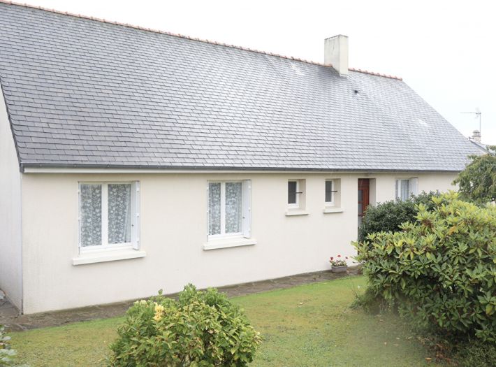 Modern Detached House with Garden