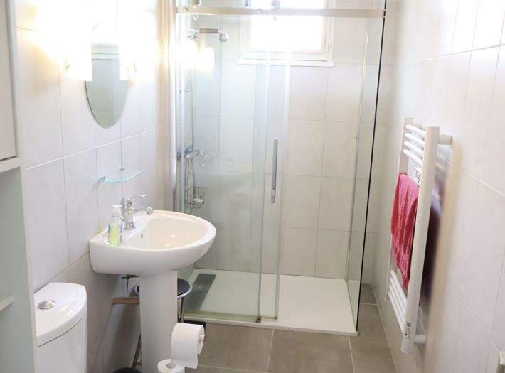 Modern Detached House with Garden