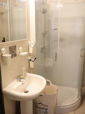 Town House with Neat Courtyard Garden