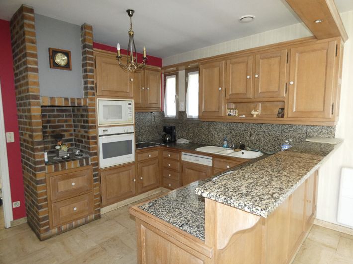 Contemporary Detached House with Garden