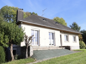 Detached House with Garden in Good Location