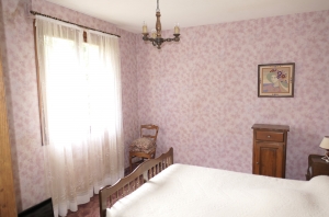 Detached Country House with Landscaped Garden