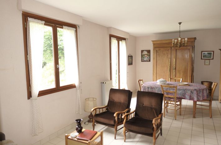 Detached Country House with Landscaped Garden