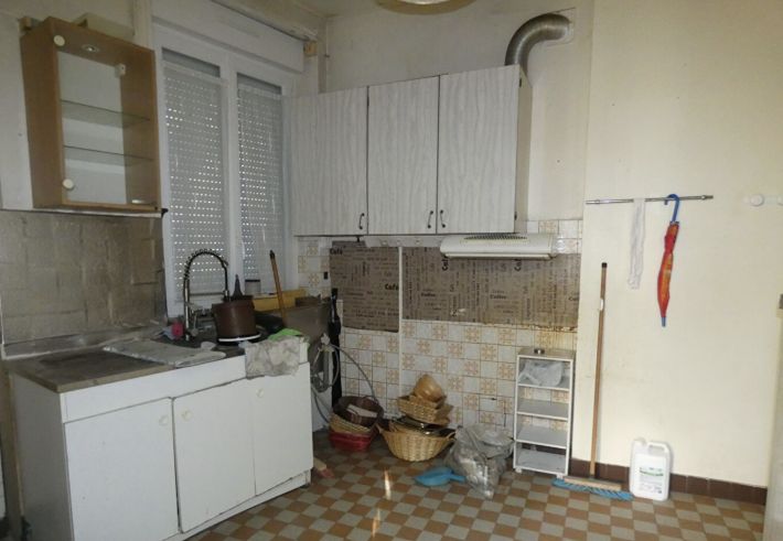 Building in Heart of Town Providing Income