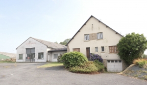 Detached House with Garden and Large Outbulding