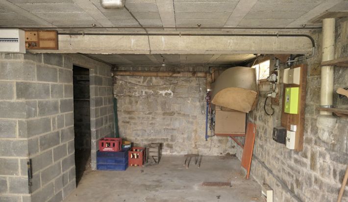 Detached House with Garden and Large Outbulding