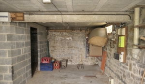 Detached House with Garden and Large Outbulding