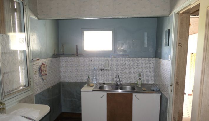 Detached House with Garden and Large Outbulding