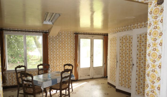 Detached House with Garden and Large Outbulding