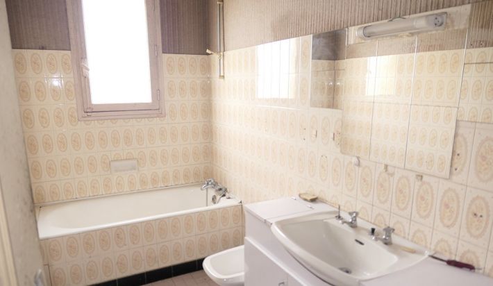 Detached House with Garden and Large Outbulding